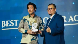 Christian Rasandy menerima penghargaan Best Newcomer Agency 2025 dari Rumah123
