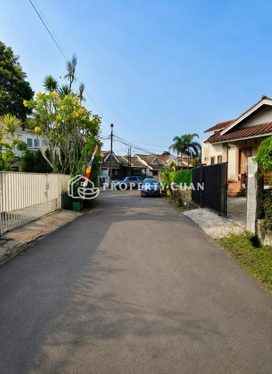 Rumah dijual di Kencana Loka, BSD - Jalan Depan