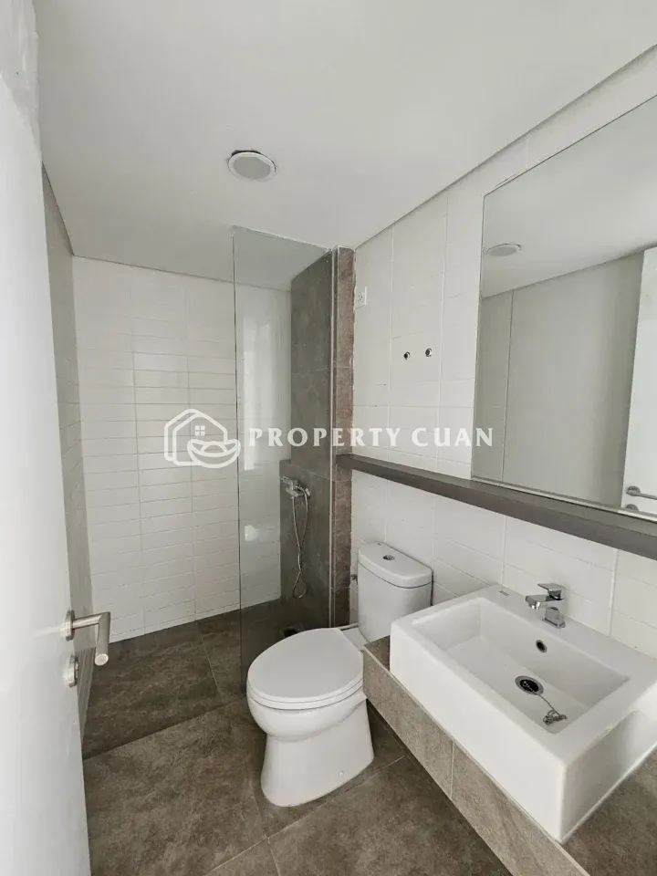 Rumah dijual di Aether, BSD - Kamar Mandi