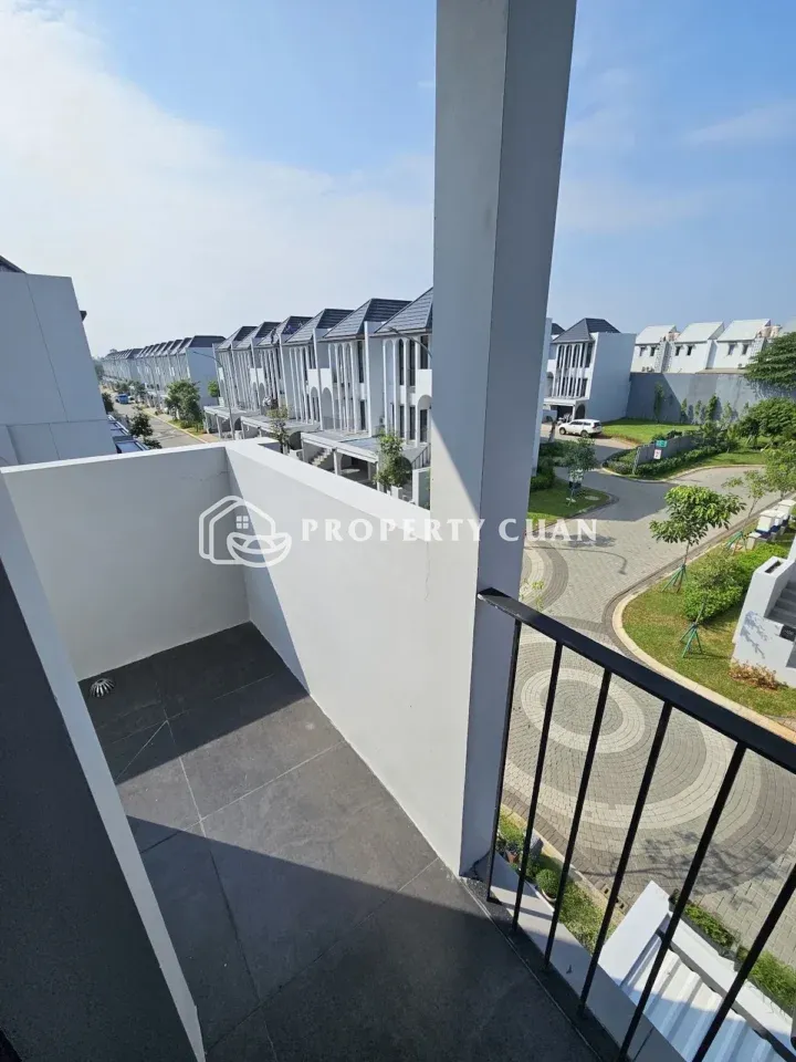 Rumah dijual di Aether, BSD - Balkon