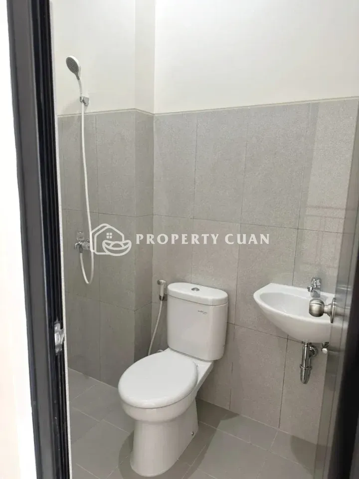 Ruko disewakan di Sorento Grande East, Gading Serpong - Kamar Mandi