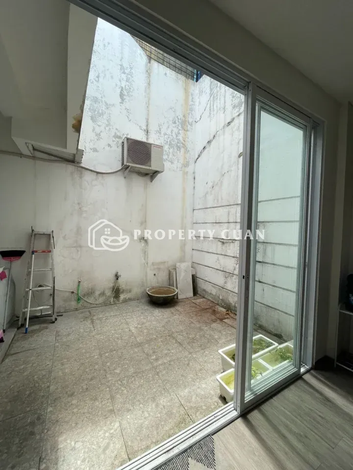 Rumah dijual di Sektor 1E, Gading Serpong - Balkon