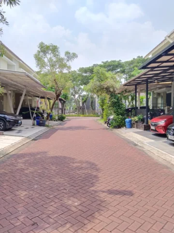 Rumah dijual di Carillo, Gading Serpong - Jalan Depan