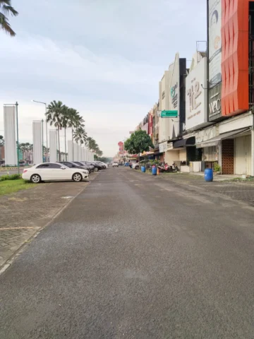 Ruko dijual di Boulevard Businness Park, Gading Serpong - Jalan Depan