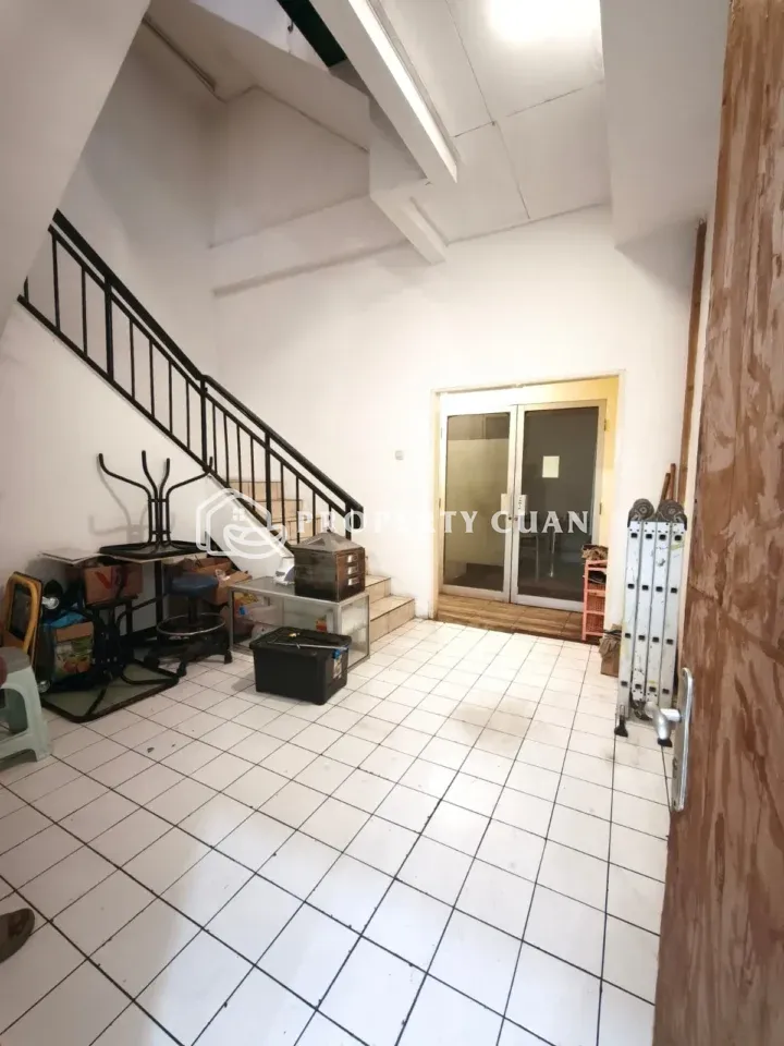 Ruko dijual di Ruko 1 B, Gading Serpong - Tangga