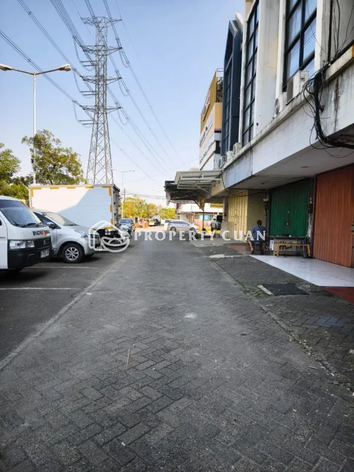 Ruko dijual di Ruko 1 B, Gading Serpong - Jalan Depan