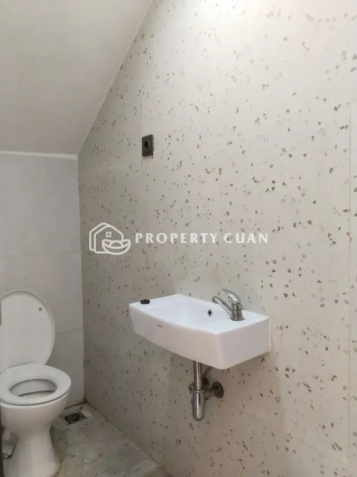 Rumah dijual di Bougenville Graha Raya, Alam Sutera - Kamar Mandi