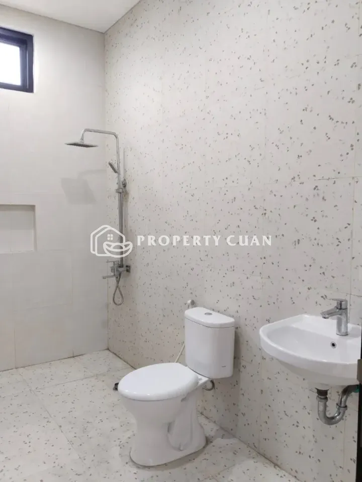 Rumah dijual di Bougenville Graha Raya, Alam Sutera - Kamar Mandi 3