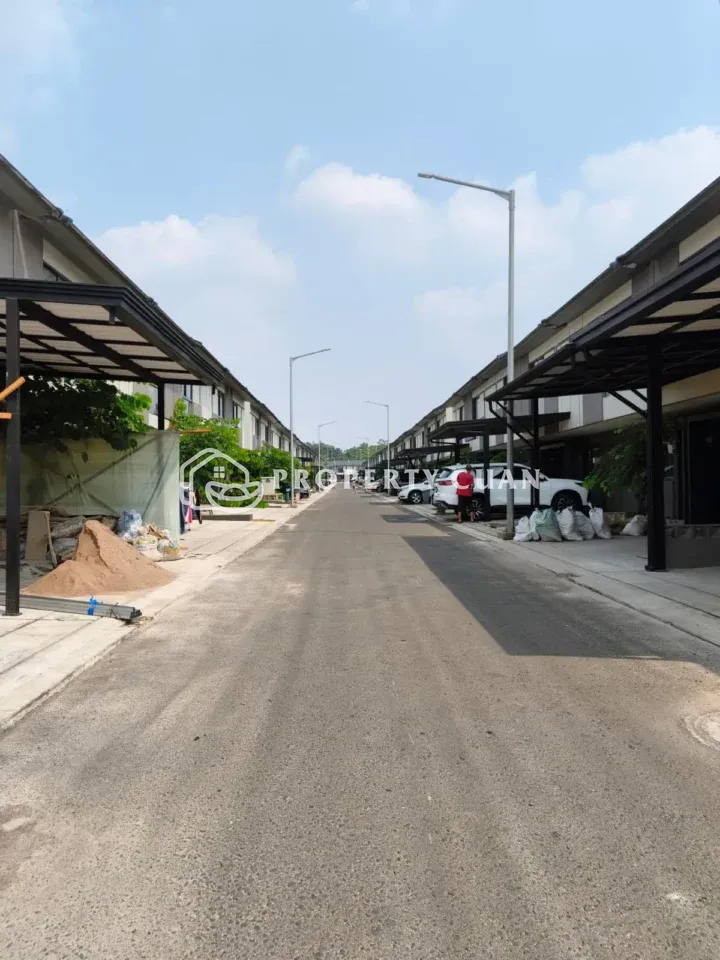 Rumah dijual di XYZ Cove, Gading Serpong - Jalan Depan