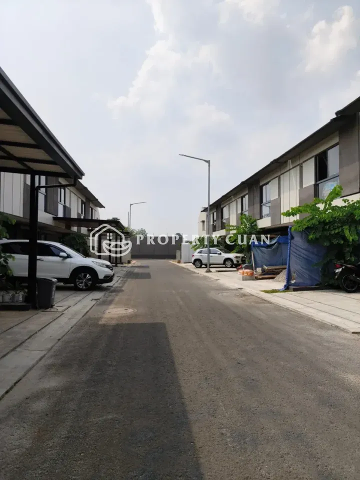 Rumah dijual di XYZ Cove, Gading Serpong - Jalan Depan 2
