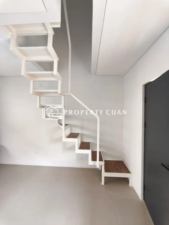Rumah dijual di XYZ Cove, Gading Serpong - Tangga