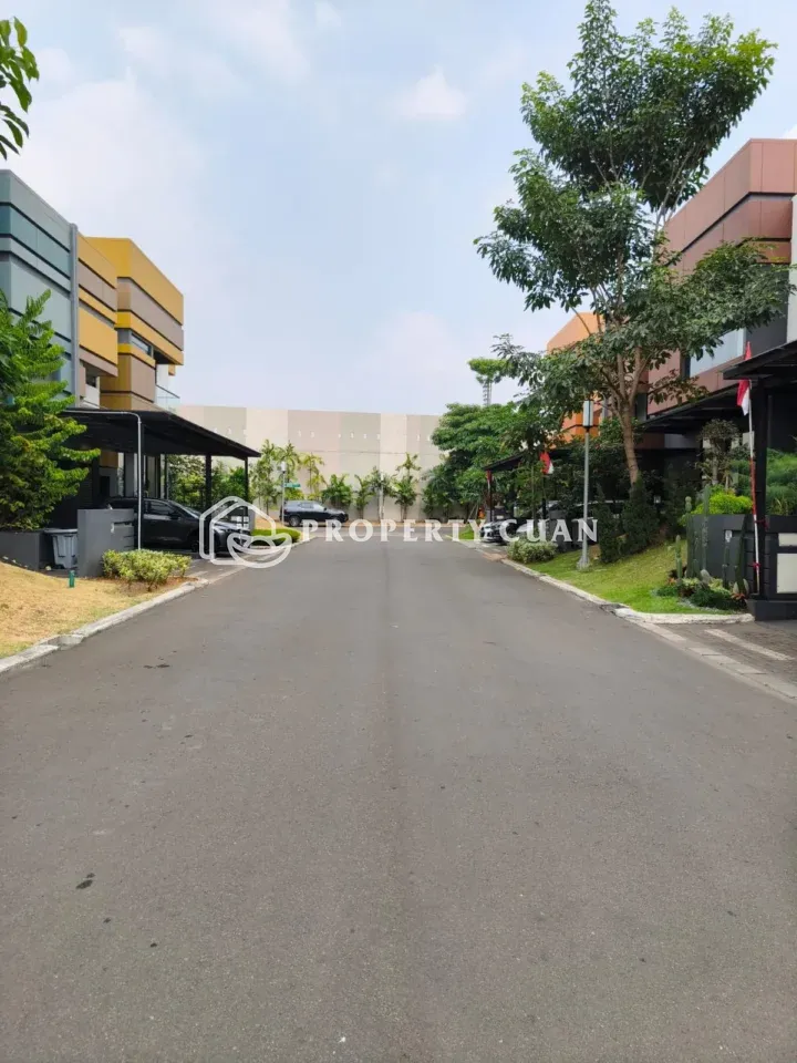 Rumah dijual di Mozart, Gading Serpong - Jalan Depan