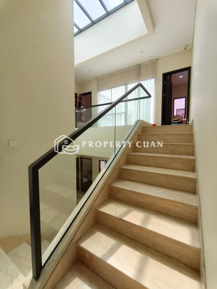 Rumah dijual di Mozart, Gading Serpong - Tangga