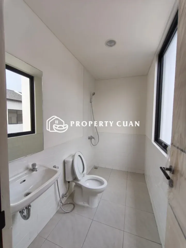 Rumah dijual di CityzenHill, Gading Serpong - Kamar Mandi