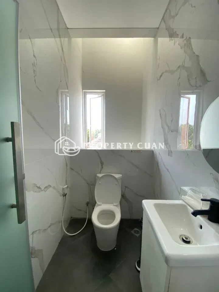 Ruko dijual di Jl. Pluit Karang Selatan, Muara Karang - Kamar Mandi 2