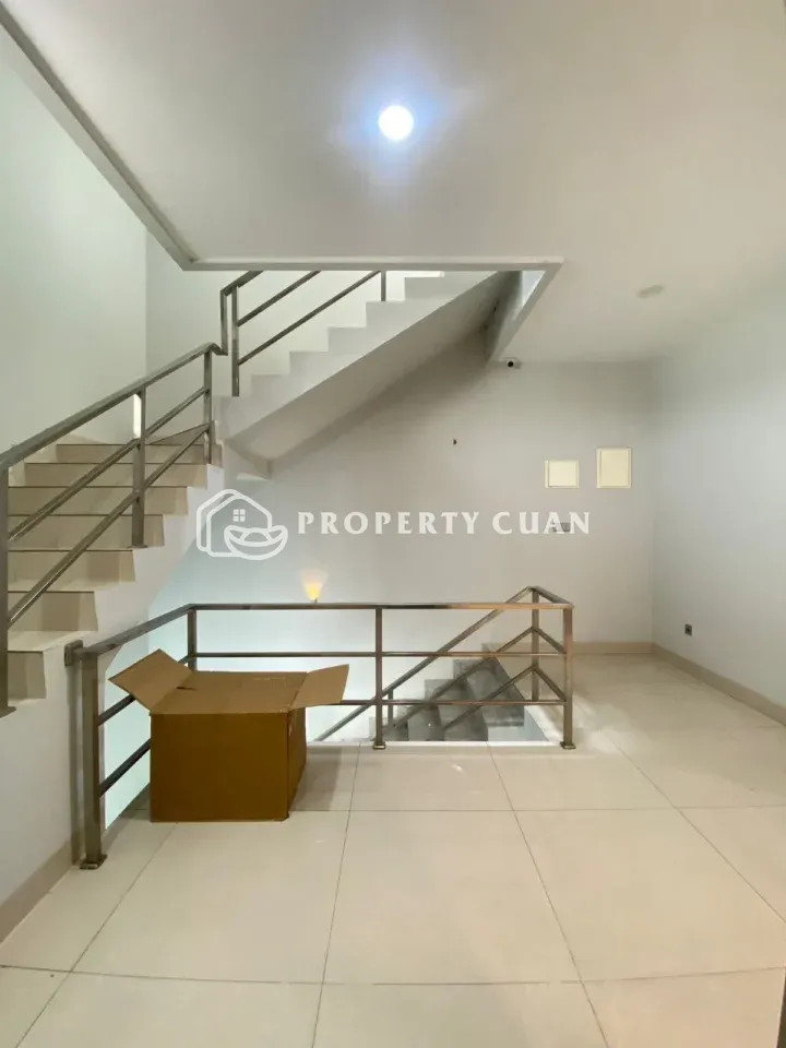 Ruko dijual di Jl. Pluit Karang Selatan, Muara Karang - Tangga 3