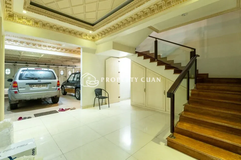 Rumah dijual di Taman Palem Lestari, Cengkareng - Carport