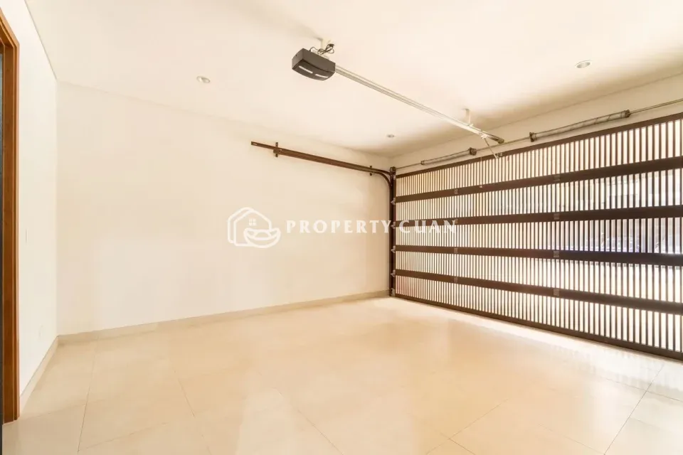 Rumah dijual di Kanade, BSD - Carport