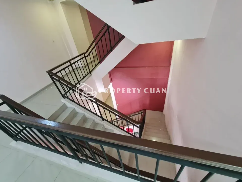 Ruko dijual di Kelapa Gading, Gading Serpong - Tangga