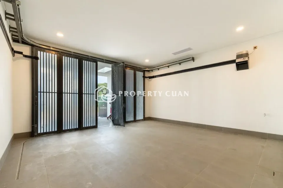 Rumah dijual di The Gramercy, Alam Sutera - Carport