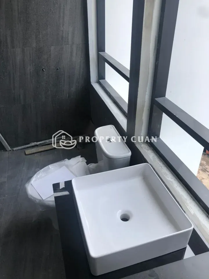 Rumah dijual di Perumahan Muara Karang, Muara Karang - Kamar Mandi