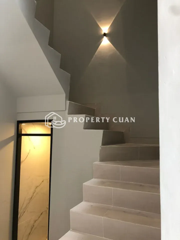 Rumah dijual di Perumahan Muara Karang, Muara Karang - Tangga