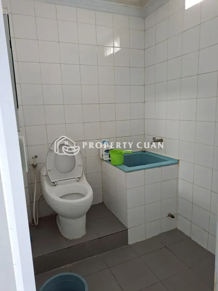Ruko dijual di Jl. Pluit Raya, Muara Karang - Kamar Mandi
