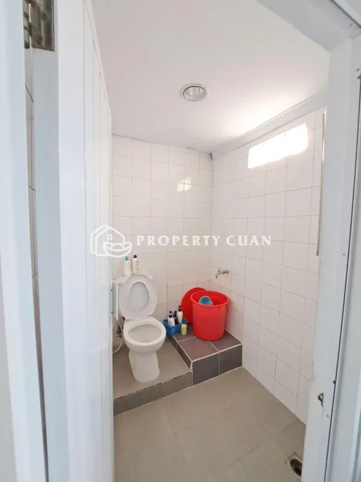 Ruko dijual di Jl. Pluit Raya, Muara Karang - Kamar Mandi 2