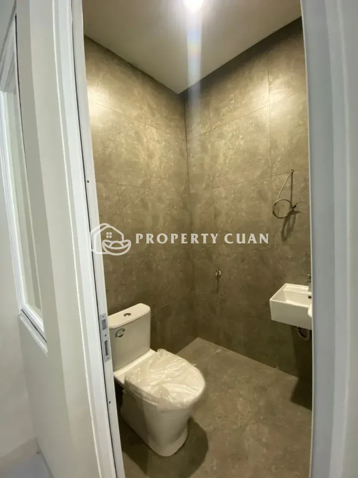 Ruko dijual di Jl. Pluit Karang Manis, Muara Karang - Kamar Mandi