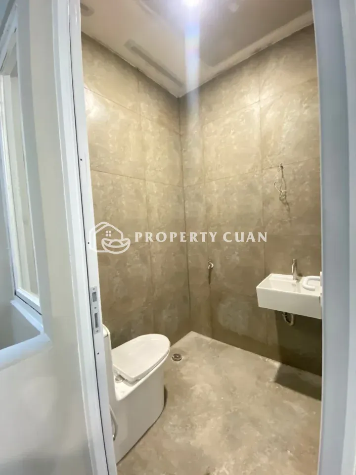 Ruko dijual di Jl. Pluit Karang Manis, Muara Karang - Kamar Mandi 2