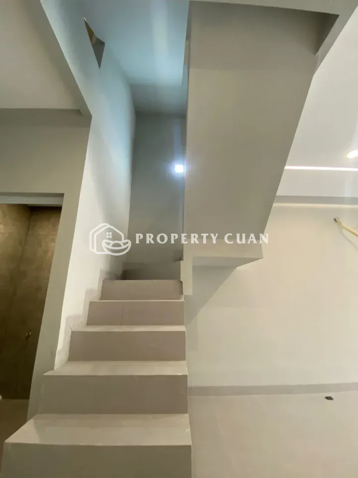 Ruko dijual di Jl. Pluit Karang Manis, Muara Karang - Tangga