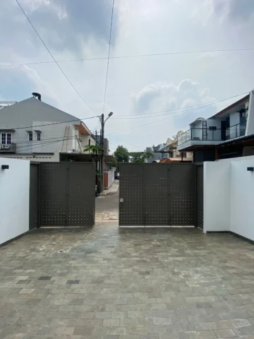 Rumah dijual di Citra Garden 2, Citra Jakarta Barat - Carport