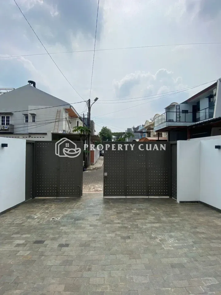 Rumah dijual di Citra Garden 2, Citra Jakarta Barat - Carport
