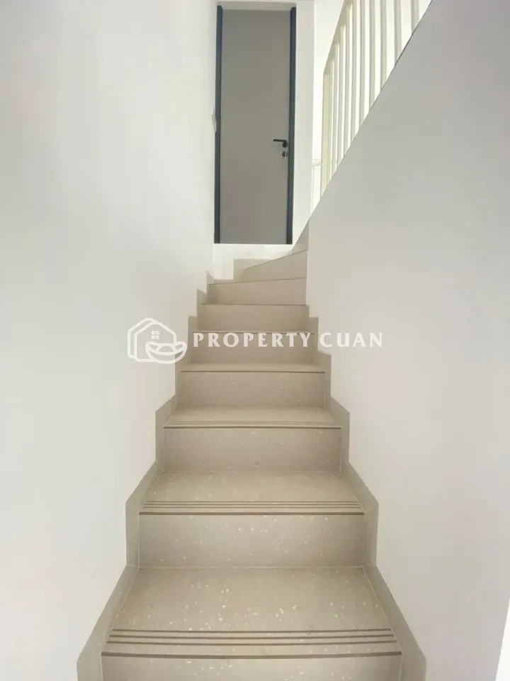 Rumah dijual di Citra Garden 2, Citra Jakarta Barat - Tangga