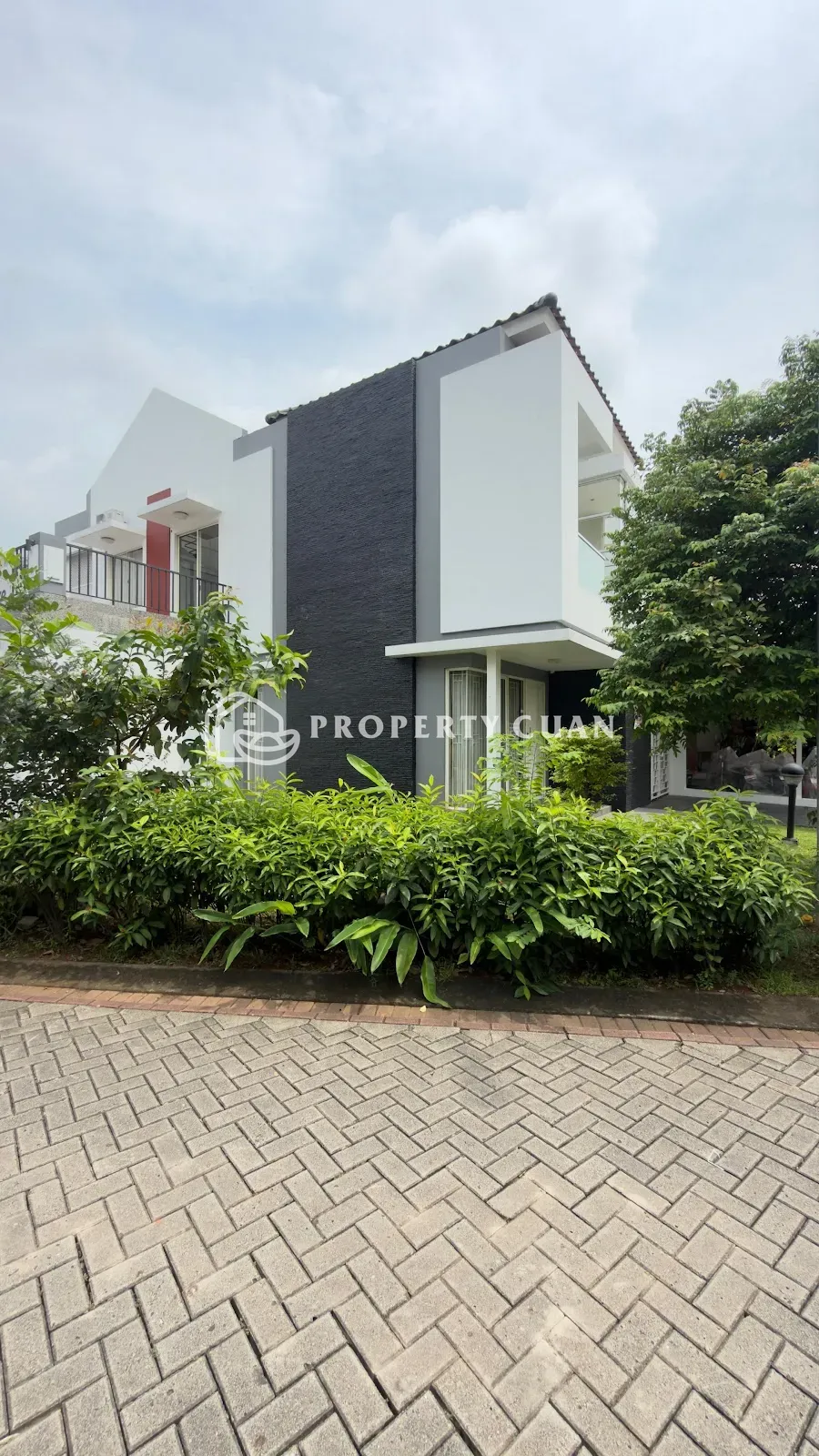 Rumah dijual di Jade, BSD - Tampak Samping