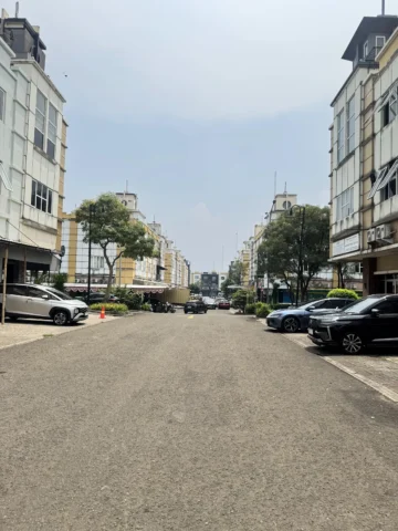 Ruko dijual di Golden Boulevard, BSD - Jalan Depan
