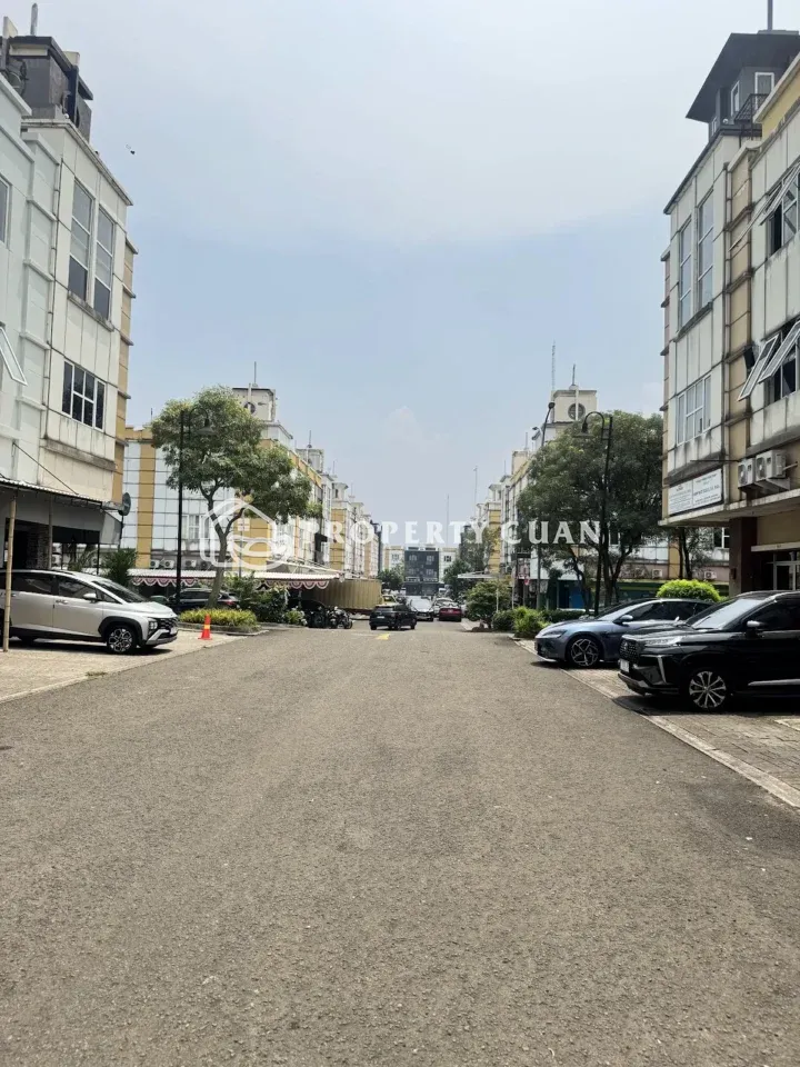 Ruko dijual di Golden Boulevard, BSD - Jalan Depan