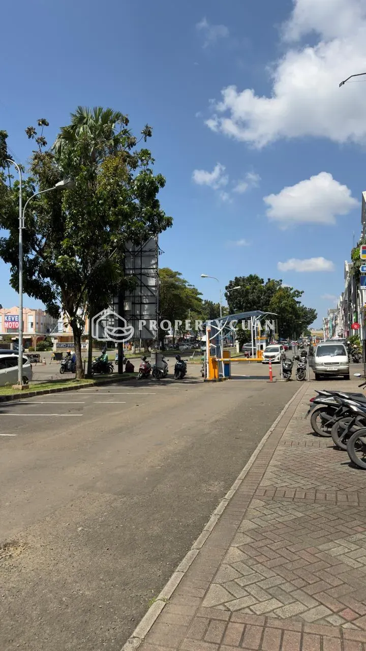 Ruko dijual di Ruko Sparks, Gading Serpong - Jalan Depan