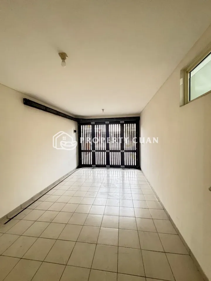Rumah dijual di Elysia, Suvarna Sutera - Carport