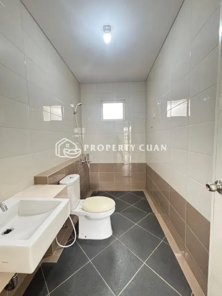 Rumah dijual di Elysia, Suvarna Sutera - Kamar Mandi 2
