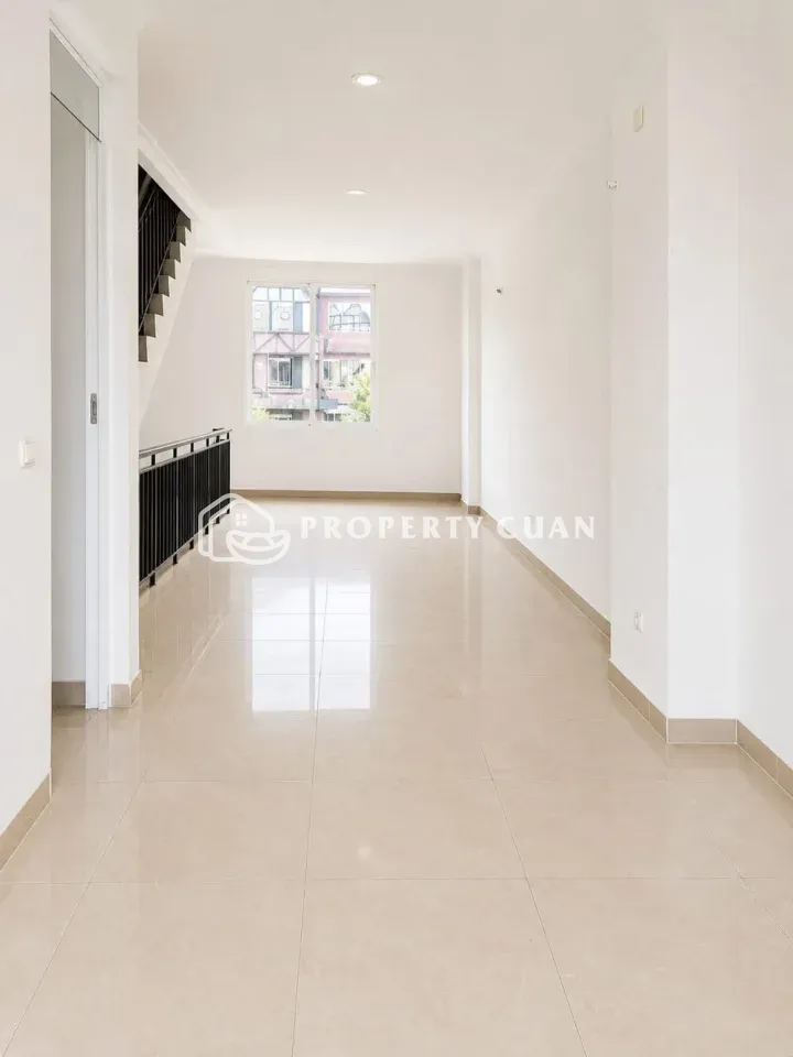 Ruko dijual di Ruko La Riviera, PIK 2 - Ruang Keluarga 2