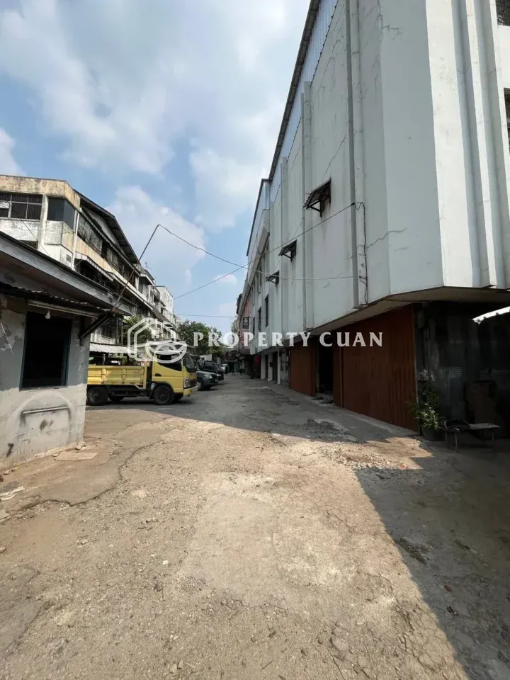 Ruko dijual di Jl. Daan Mogot Raya, Kalideres - Jalan Depan