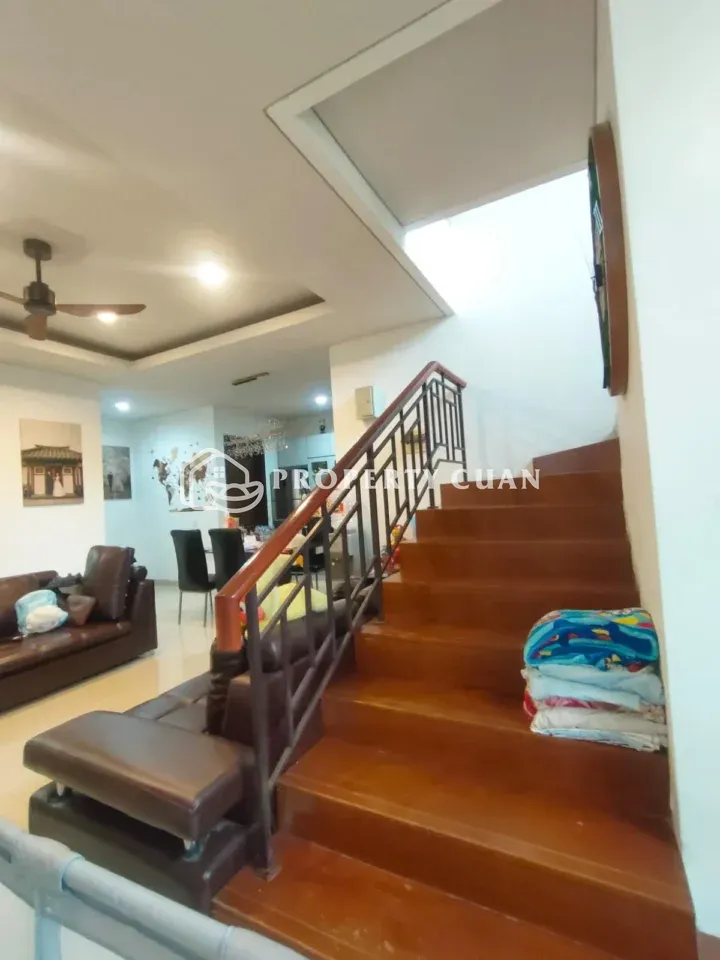 Rumah dijual di Mayfield, BSD - Tangga