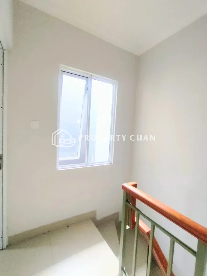 Rumah dijual di Malibu, Gading Serpong - Tangga 2