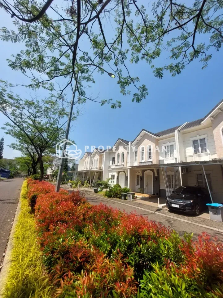 Rumah dijual di Malibu Village, Gading Serpong - Jalan Depan