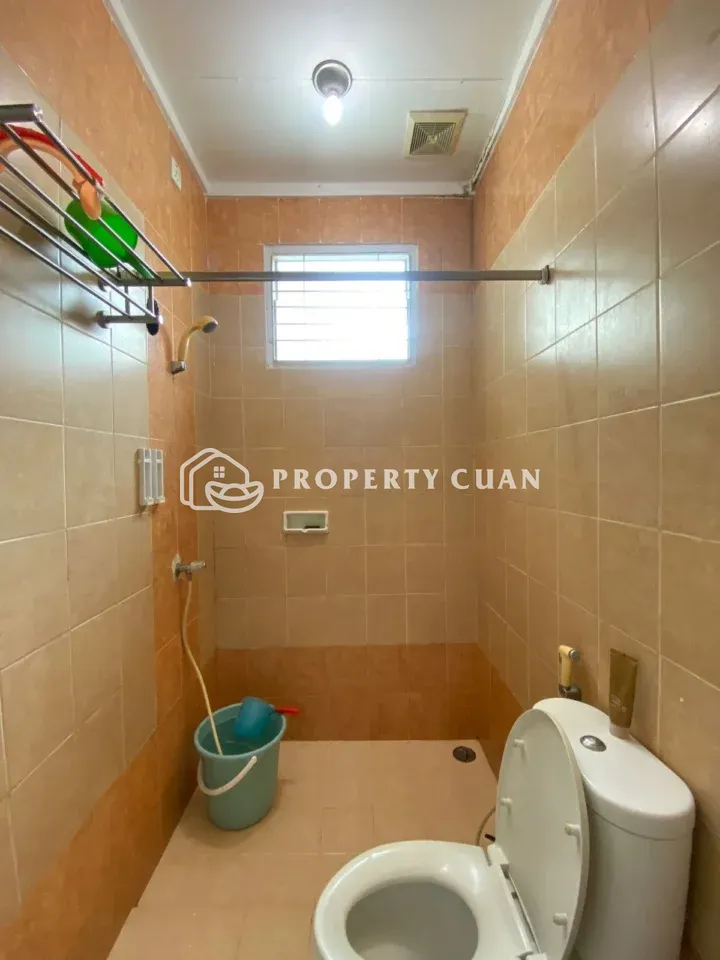 Rumah dijual di Sevilla, BSD - Kamar Mandi 2