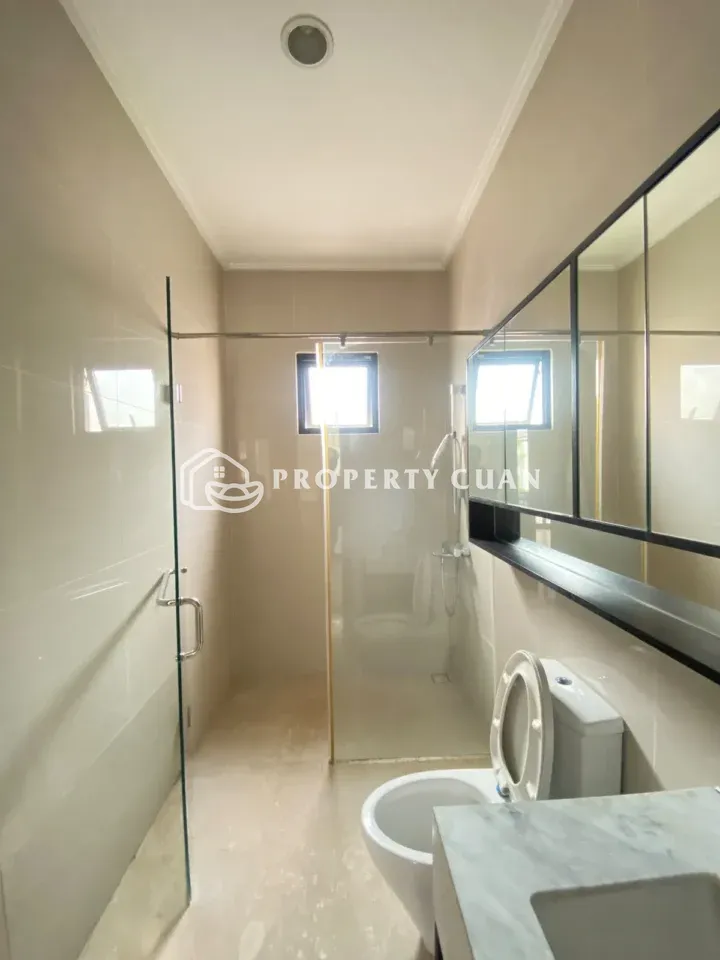 Rumah dijual di Jadeite, BSD - Kamar Mandi