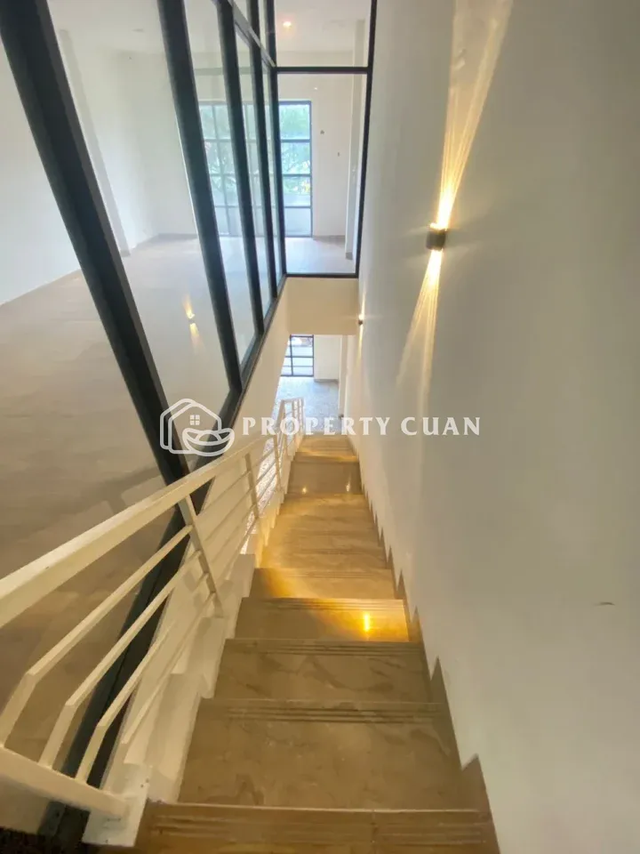 Ruko dijual di Mendrisio, Gading Serpong - Tangga