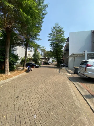 Rumah dijual di Discovery Aluvia, Serpong Utara - Jalan Depan
