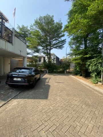 Rumah dijual di Discovery Aluvia, Serpong Utara - Carport